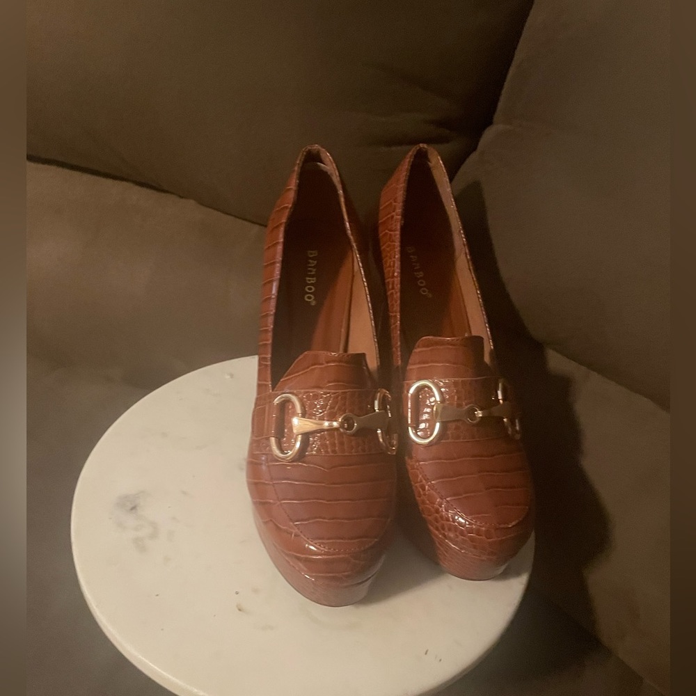 Gorgeous Maryjane platform loafers in crocodile print gold hardware never worn